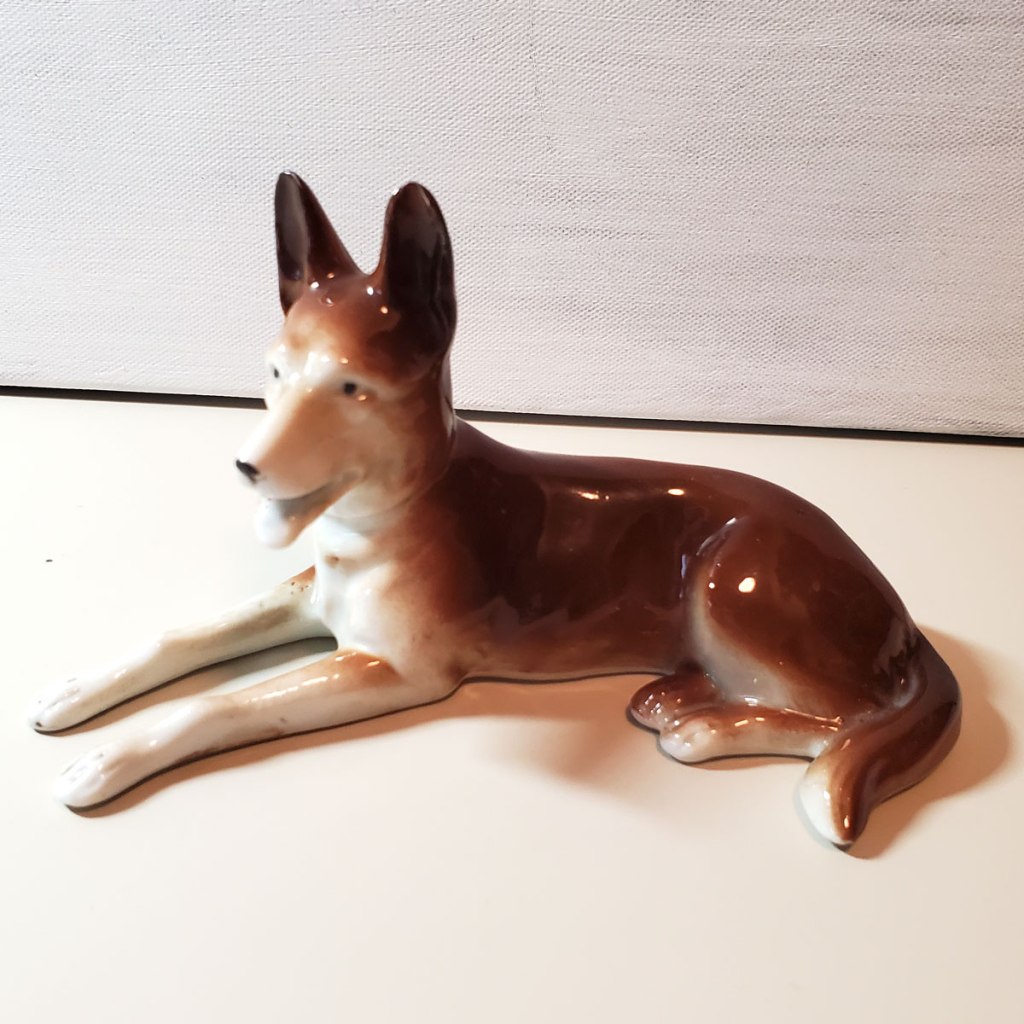 Photo of the dog figurines original appearance, a glaze with brown and white. 