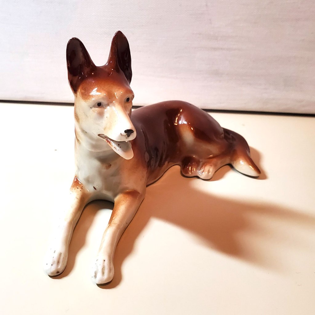 Photo of the dog figurines original appearance, a glaze with brown and white. 